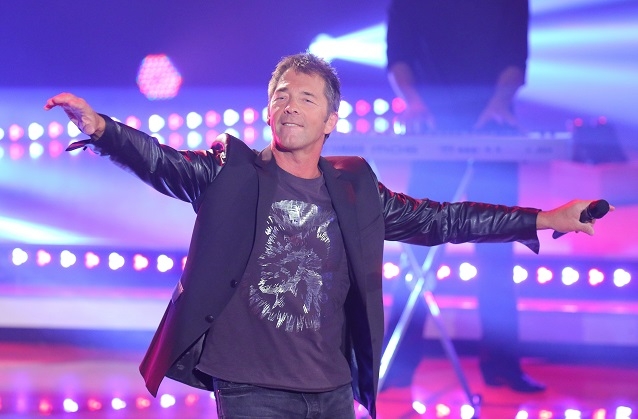 Nach dem Unplugged-Album nimmt Gilbert auf „Tausend Raketen“ wieder die E-Gitarre in die Hand. Gilbert veröffentlicht sein neues Album „Tausend Raketen“.