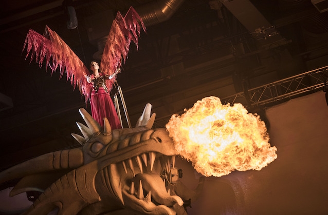 Andrea Berg auf ihrem Drachen „Spinnst du“.