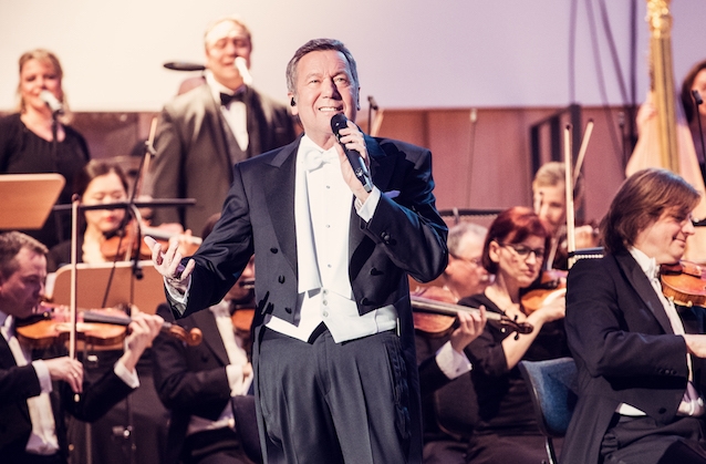 Roland Kaiser über sein „Genzenlos“-Projekt: „Für mich war es auch eine große Ehre, dass sich das Orchester mit mir und meiner Musik identifizieren konnte, dass wir gemeinsam Musik gemacht haben. Schöner Saal, tolles Orchester, es war ein wunderbarer Abend!“ Roland Kaiser und die Dresdner Symphonie spielen „Grenzenlos – Kaiser im Palast“.