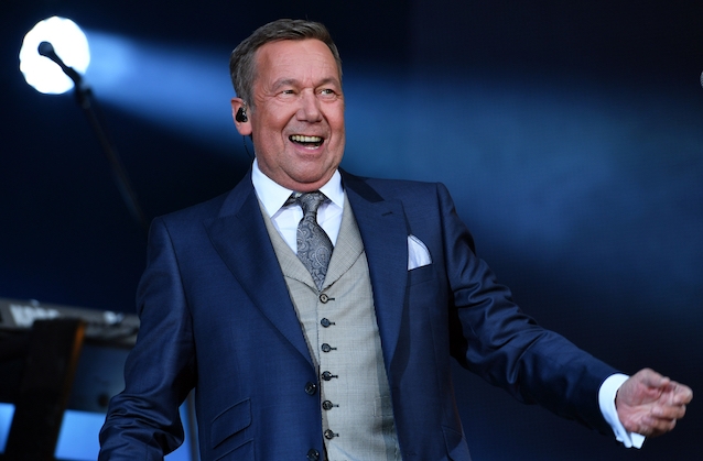 Roland Kaiser feiert alljährlich seine „Kaisermania“ am Dresdener Elbufer. Es ist endlich wieder Zeit für die alljährliche „Kaisermania“!