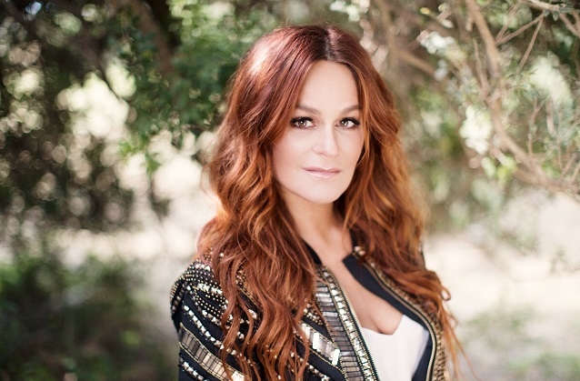 Darauf finden wir neben neuen Mixen auch zahlreiche Neuaufnahmen ihrer Hits, sowie zwei völlig neue Songs. Andrea Berg 25 Jahre Abenteuer Leben