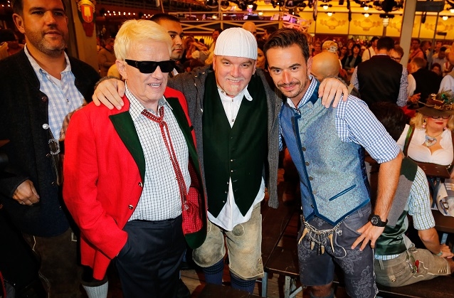 Heino bleibt dagegen eher im klassischen Outfit, hat sich allerdings immerhin ein Karo-Hemd angezogen. Florian Silbereisen und DJ Ötzi tragen auf dem Oktoberfest natürlich Tracht.