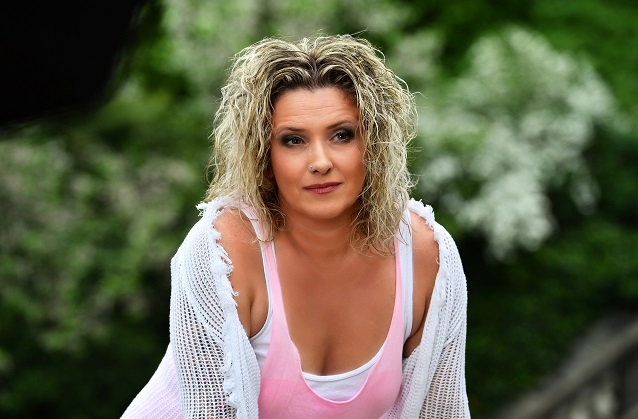 Daiela Alfinito präsentiert ihr neues Video zu „Sag nicht Goodbye“.