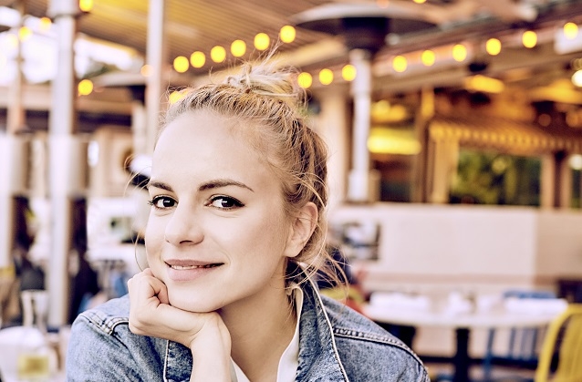 Die junge Deutsch-Poetin wurde über Youtube bekannt. Julia Engelmann präsentiert ihr Debütalbum.