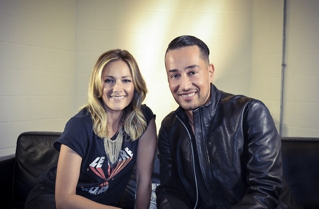Helene Fischer wird von Magier Farid im Backstagebereich verzaubert.