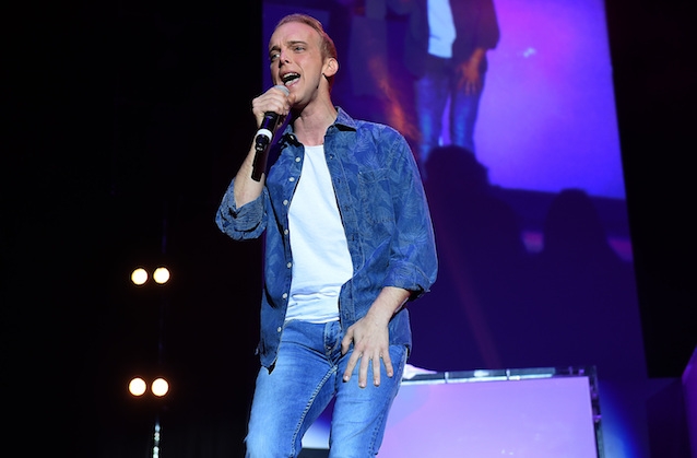 Sandro auf der Bühne der König-Pilsener-Arena in Oberhausen bei einem Konzert von „Fantasy“. Sandro auf der Bühne.