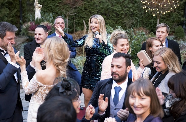 Insgesamt war Beatrice Egli in drei Folgen der Soap zu sehen. Beatrice Egli präsentierte in „Sturm der Liebe“ ihren neuen Song „Mein ein und alles“.