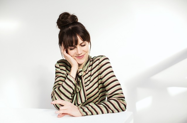 Die Hamburgerin präsentiert ihre Pop-Chansons in Reinform als Solistin am Klavier. Anna Depenbusch zeigt uns auf „Das Alphabet der Anna Depenbusch in Schwarz weiß“ die Seele ihrer Lieder.
