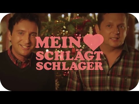 Ein weißes Schloss, das in den Bergen steht