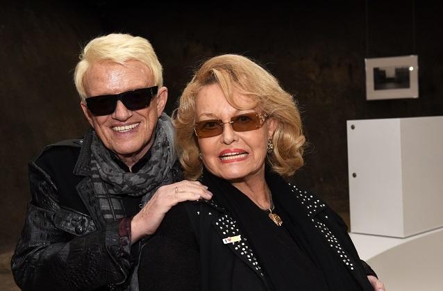 Nach Heinos Meinung seien die Lieder von den Nazis instrumentalisiert worden. Heino und Hannelore wehren sich gegen den Vorwurf der NRW-Ministerin NS-Liedgut geschenkt zu haben.
