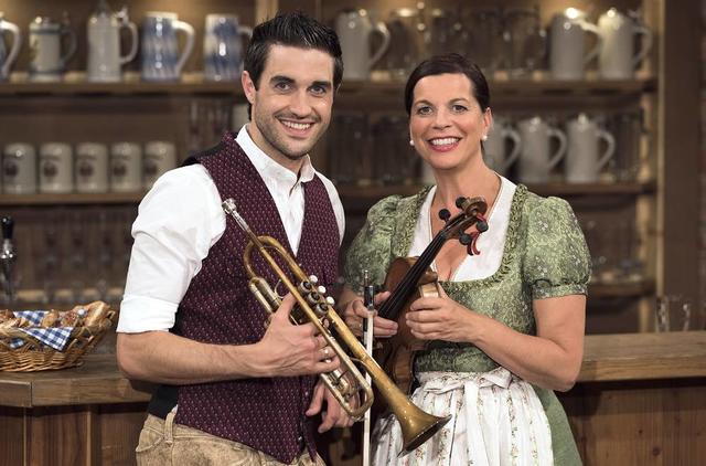 „Wirtshausmusikanten beim Hirzinger“ wir heute Abend mit viel Musik im BR Fernsehen gezeigt. Die Moderatoren im BR Fernsehen.