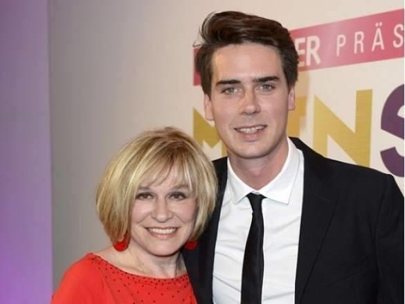 Mary Roos mit ihrem Sohn Julian auf einer Preisverleihung. Mary Roos mit ihrem Sohn Julian auf einer Preisverleihung.