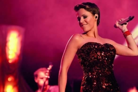Michelle hat die Fans mit ihrer wundervollen Stimme verzaubert. Michelle hat die Fans mit ihrer wundervollen Stimme verzaubert.