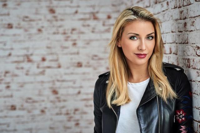 Anna-Carina Woitschack veröffentlicht mit "Liebe passiert" ihr sechstes Album. Anna-Carina Woitschack veröffentlicht mit "Liebe passiert" ihr sechstes Album.