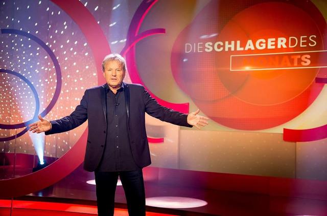 Bernhard Brink präsentiert „Die Schlager des Monats“ im MDR Fernsehen.