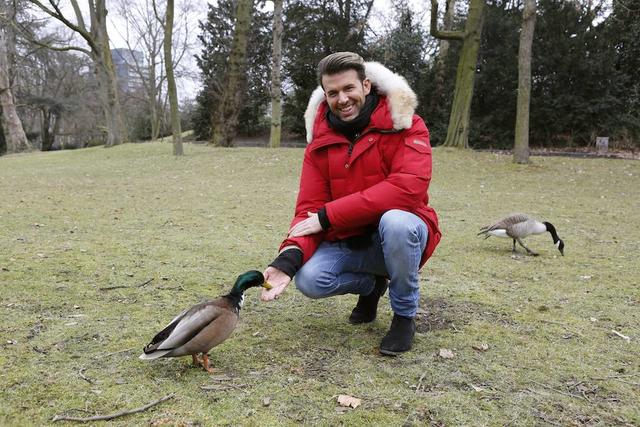 Keine Angst: Tierfreund Jay Khan lässt einen Schwan aus seiner Hand futtern.