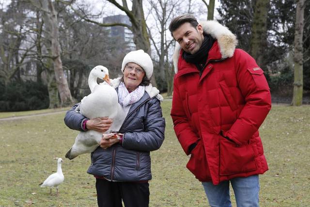 Jay Khan und Margarete Bonmariage im Düsseldorfer Hofgarten.