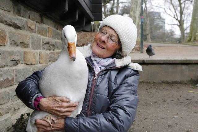 Margarete Bonmariage mit Ganter Max auf dem Arm.