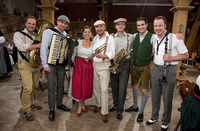 Die "Wirtshausmusikanten beim Hirzinger" im BR Fernsehen mit der Gruppe Klangbagasch und den Moderatoren Traudi (3.v.l.) und Dominik (2.v.r.).