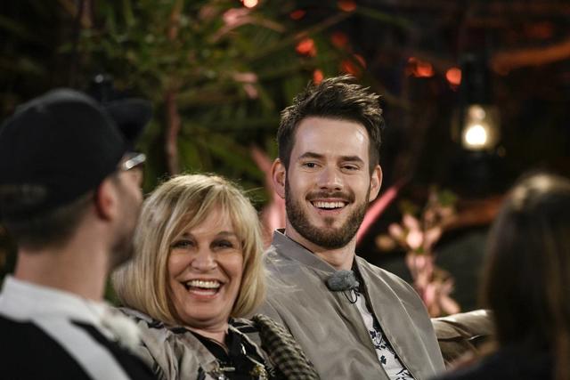 Mary Roos bei "Sing meinen Song" zwischen Mark Forster und Johannes Strate von Revolverheld. Mary Roos bei "Sing meinen Song" zwischen Mark Forster und Johannes Strate von Revolverheld.