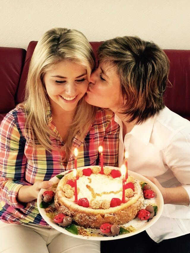 Mutter Ida gratuliert Beatrice Egli zu ihrem Geburtstag.