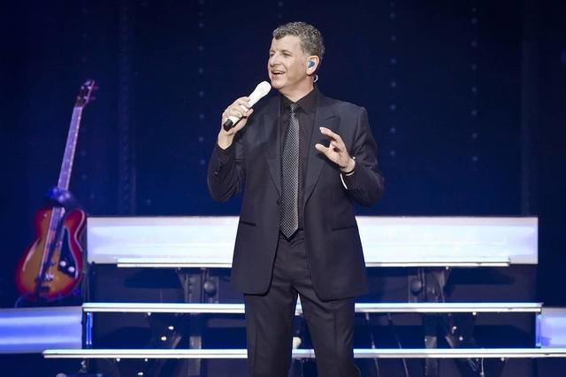 Semino Rossi gibt seinen Fans auf der DVD "Ein Teil von mir - Live aus Berlin" tiefe Einblicke ins Tour-Leben. Semino Rossi gibt seinen Fans auf der DVD "Ein Teil von mir - Live aus Berlin" tiefe Einblicke ins Tour-Leben.