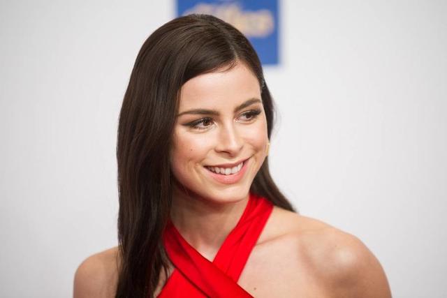 Dafür gibt die Sängerin ein Zusatzkonzert das für Ticket-Besitzer gratis ist. Lena Meyer-Landrut muss ihre Tour erneut verschieben.