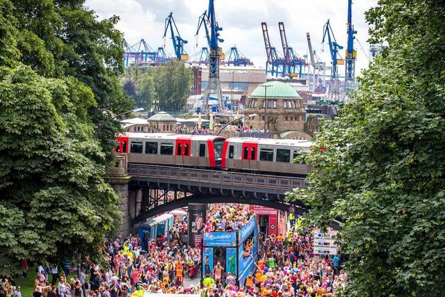 Zum 22. Mal findet der Schlagermove in Hamburg statt. Zum 22. Mal findet der Schlagermove in Hamburg statt.