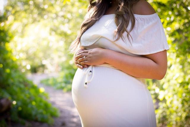 Schick anziehen trotz Babybauch? Das ist kein Problem.