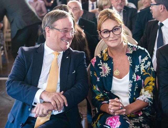 NRW-Ministerpräsident und Andrea Berg bei der Verleihung des Verdienstordens.