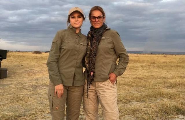 Andrea Berg und Tochter Lena erkunden in ihrem Urlaub Afrika.
