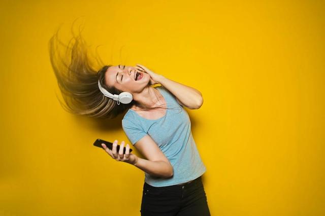 „Sommerhits, die Sie kennen sollten“, von Evergreens und aktuellen Songs. „Sommerhits, die Sie kennen sollten“ im NDR Fernsehen.