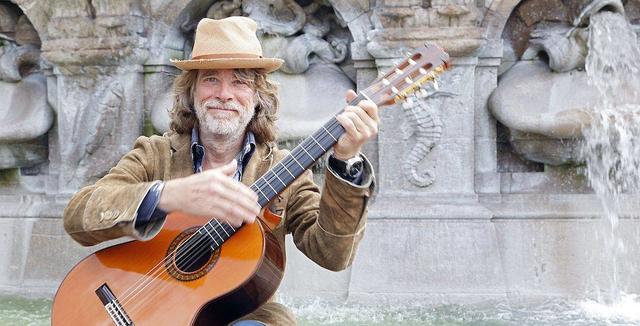 Helge Schneider wird heute 64 Jahre alt! Helge Schneider mit Gitarre
