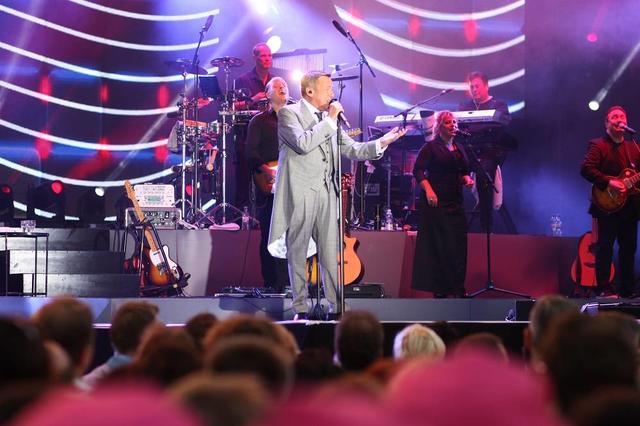 Roland Kaiser rockt auch 2018 mit der "Kaisermania" das Dresdener Elbufer. Roland Kaiser rockt auch 2018 mit der "Kaisermania" das Dresdener Elbufer.