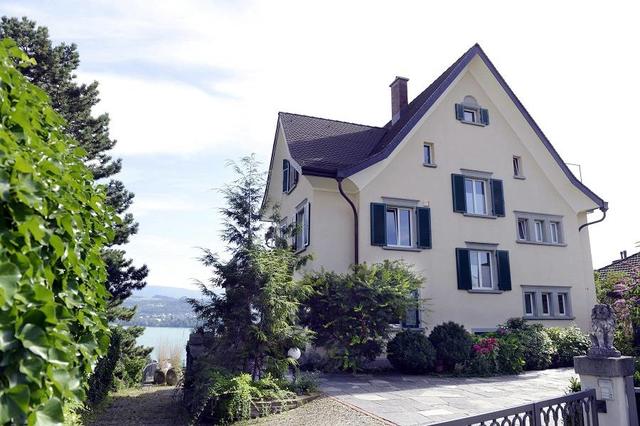 Udo Jürgens kaufte die Villa am Zürichsee 2012. Udo Jürgens kaufte die Villa am Zürichsee 2012.