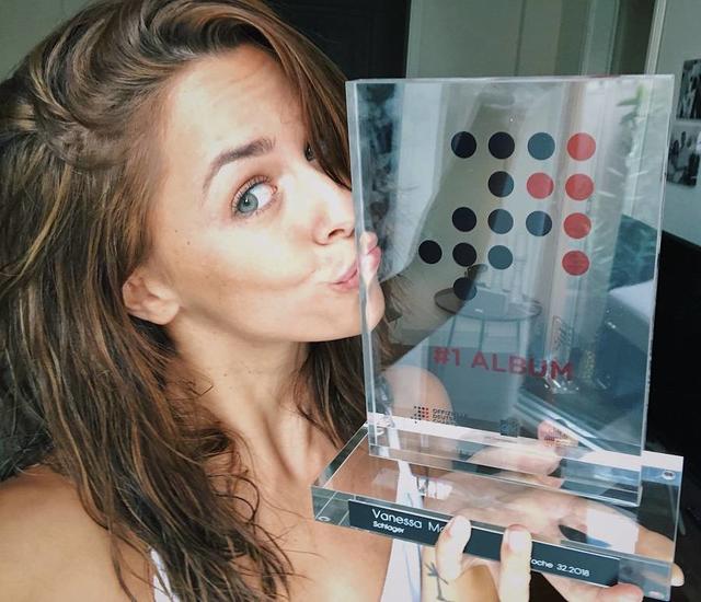 Vanessa Mais neues Album "Schlager" ist auf Platz 1 der Album-Charts eingestiegen. Vanessa Mais neues Album "Schlager" ist auf Platz 1 der Album-Charts eingestiegen.