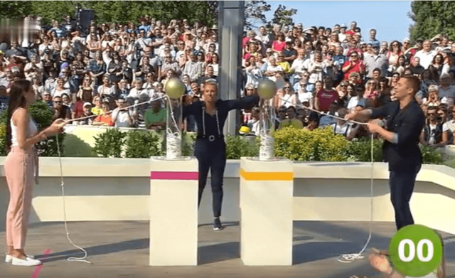 Julian David spielt beim "ZDF Fernsehgarten" gegen Studio-Kandidatin Nadine.