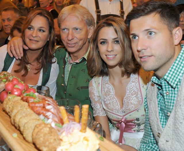 Familie Berg auf dem Oktoberfest 2016. Von links: Andrea Berg, Uli Ferber, Vanessa Mai, Andreas Ferber.