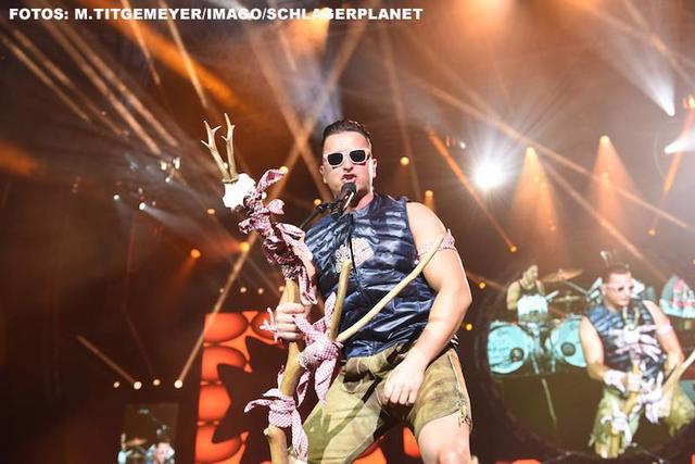 Andreas Gabalier mit Sonnenbrille, Stock und Knoten – die gehören auf der Bühne einfach dazu.