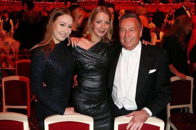 Roland Kaiser mit seiner Frau Silvia und Tochter Annalena auf dem Tanzparkett beim 13. SemperOpernball 2018 in der Semper Oper in Dresden.