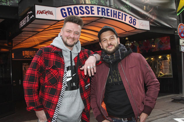 Ben Zucker und Claudio Capéo vor der „Großen Freiheit 36“ in Hamburg.