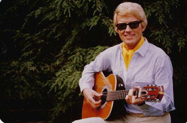 Heinos Markenzeichen seit Jahrzehnten: Gitarre, Sonnenbrille, weißblondes Haar.