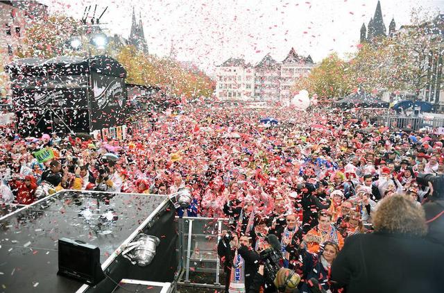 Das Warten hat endlich ein Ende, die Jecken sind wieder los! Nach dem gemeinsamen Countdown mit dem Präsidenten der Ostermann-Gesellschaft, Ralf Schlegelmilch, wird pünktlich um 11.11 Uhr auf dem Heumarkt der Straßenkarneval in Köln eröffnet.