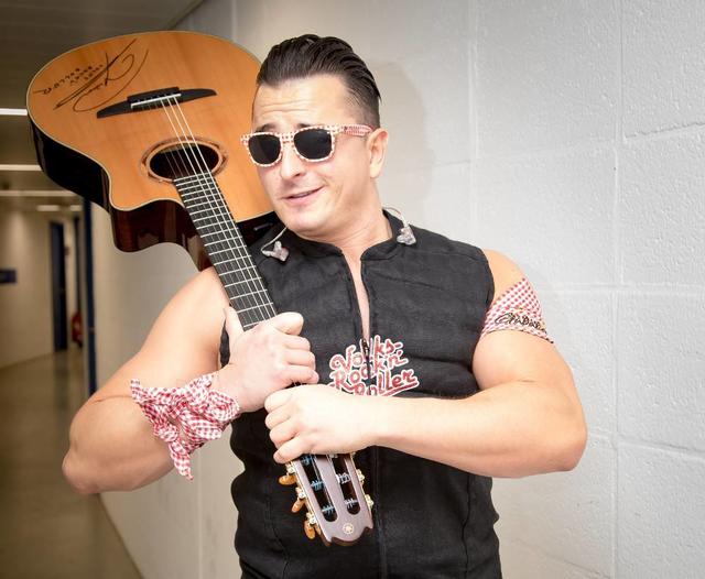 Andreas Gabalier mit seiner Tournee-Gitarre. 