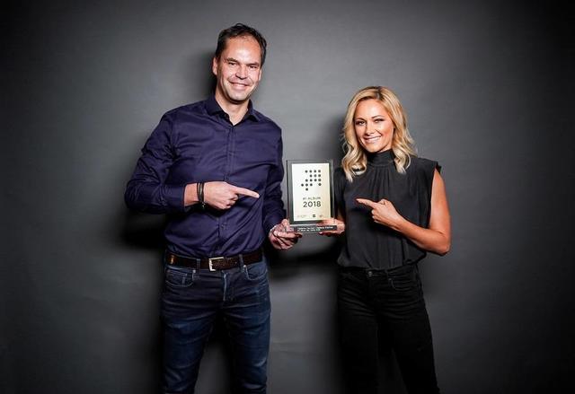 Dr. Mathias Giloth (Geschäftsführer GfK Entertainment) überreicht Helene Fischer den Award für das #1 Album des Jahres 2018