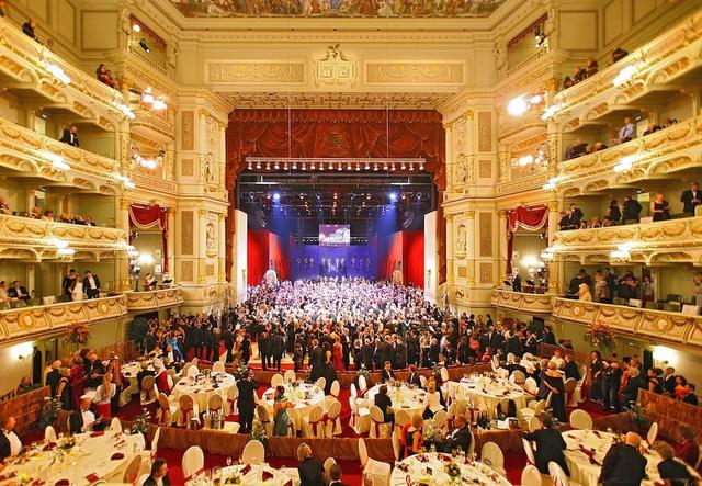 Der Semperopernball 2019 wird von Roland Kaiser und Sylvie Meis moderiert.