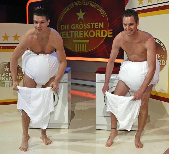 Thomas Seitel (links) ist Unterhosen-Weltrekordler! Thomas Seitel (links) ist Unterhosen-Weltrekordler!