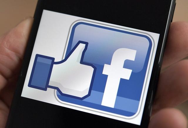 Die Schlager-Stars sind extrem aktiv auf Facebook. Aber wer kann sich über die meisten Follower freuen? Die Schlager-Stars sind extrem aktiv auf Facebook. Aber wer kann sich über die meisten Follower freuen?