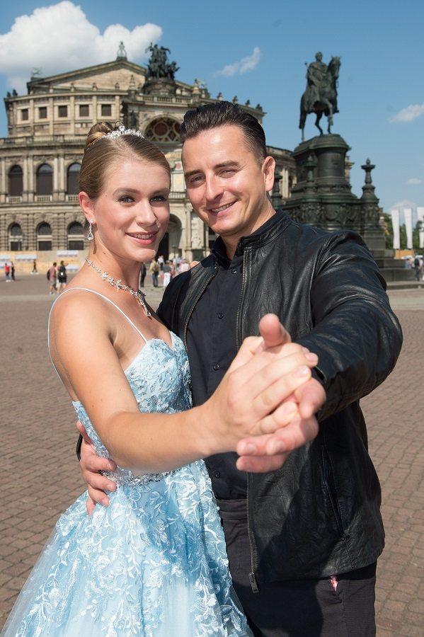 Andreas Gabalier schnappte sich beim Foto-Termin gleich eine der hübschen Debütantinnen zu einem kleinen Tänzchen.