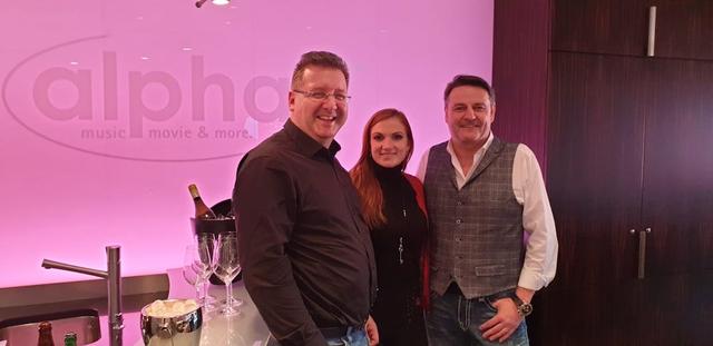 Anni Perka mit Jens Seidler und alpha-Geschäfftsführer Pierre Pfeiffer in der alpha-VIP-Loge. Anni Perka mit Jens Seidler und alpha-Geschäfftsführer Pierre Pfeiffer in der alpha-VIP-Loge.
